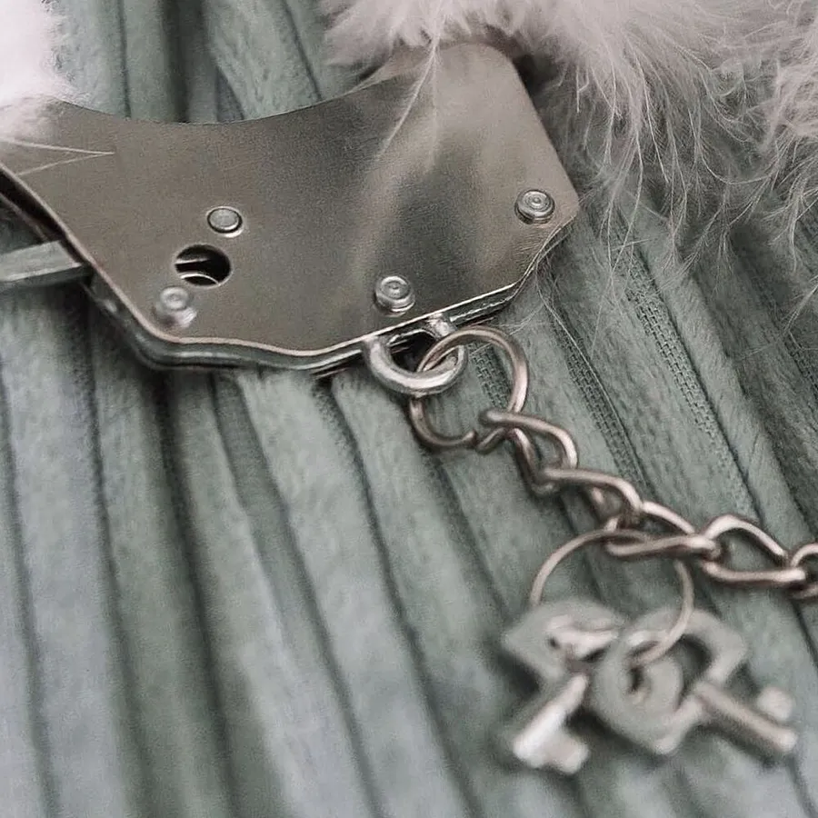 Наручники металеві Adrien Lastic Handcuffs Pink з рожевим пухнастим оздобленням