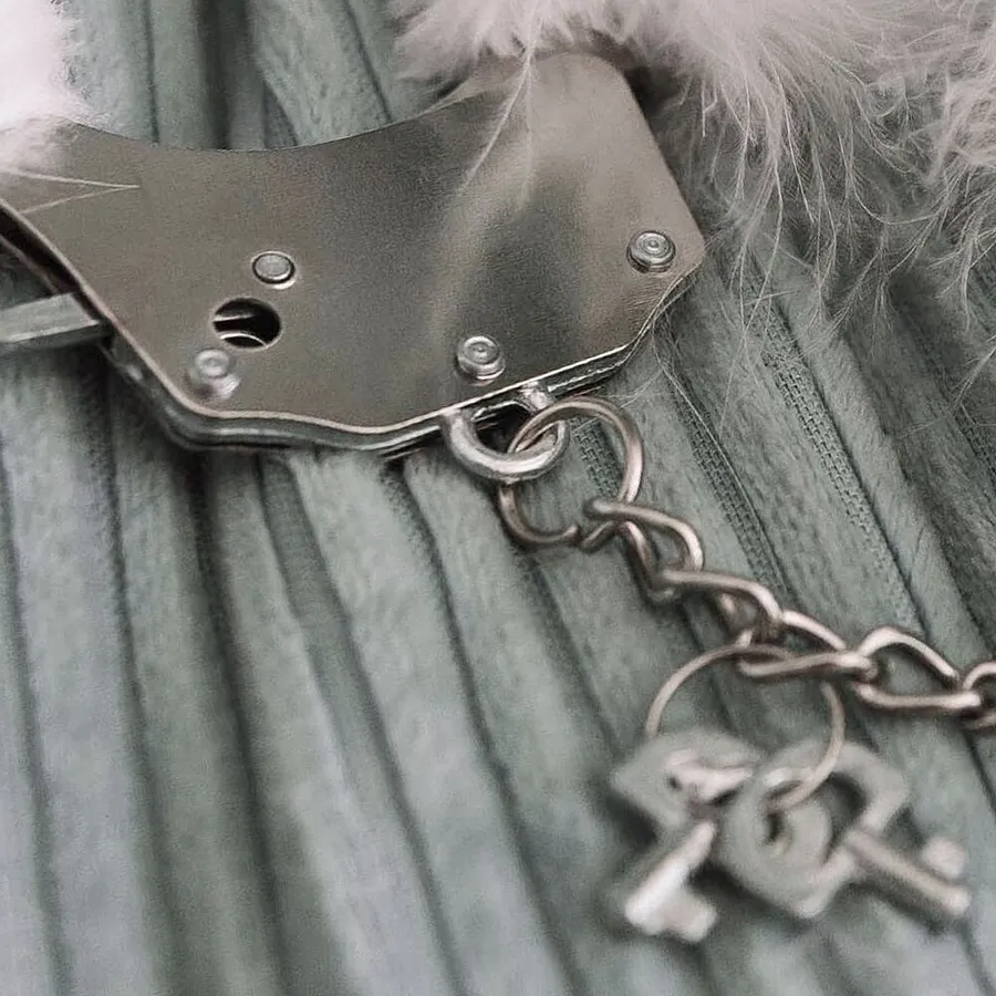 Наручники металеві Adrien Lastic Handcuffs Pink з рожевим пухнастим оздобленням