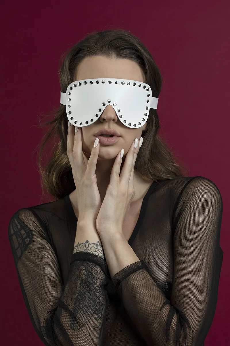 Маска на очі з заклепками Feral Feelings - Blindfold Mask, натуральна шкіра, чорна