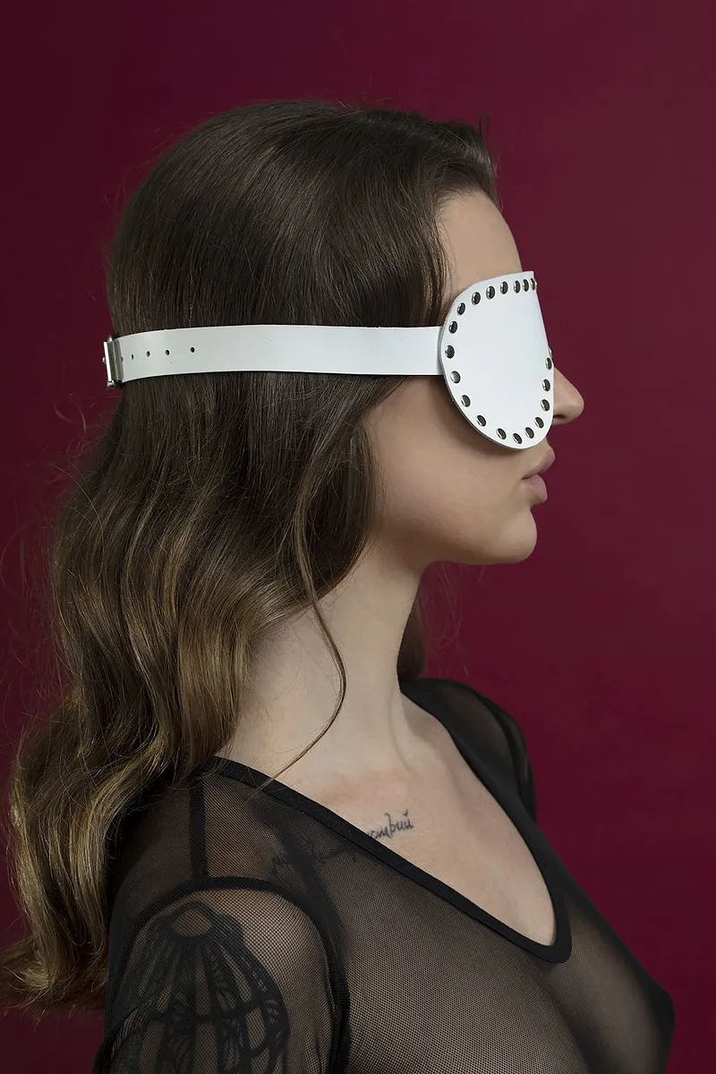 Маска на очі з заклепками Feral Feelings - Blindfold Mask, натуральна шкіра, чорна